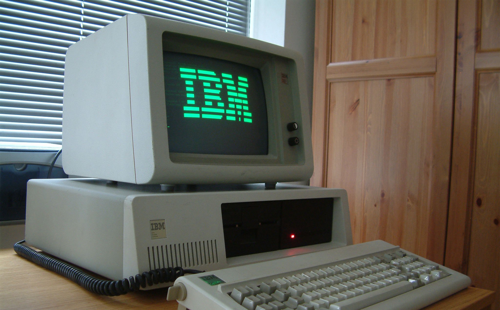 Máy tính IBM đầu tiên