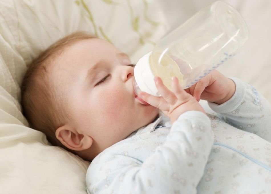 Trẻ uống sữa 