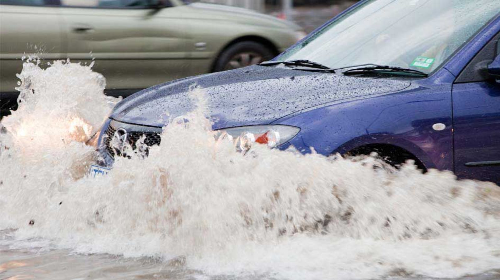 Lái xe qua vùng ngập nước dễ mất tiền