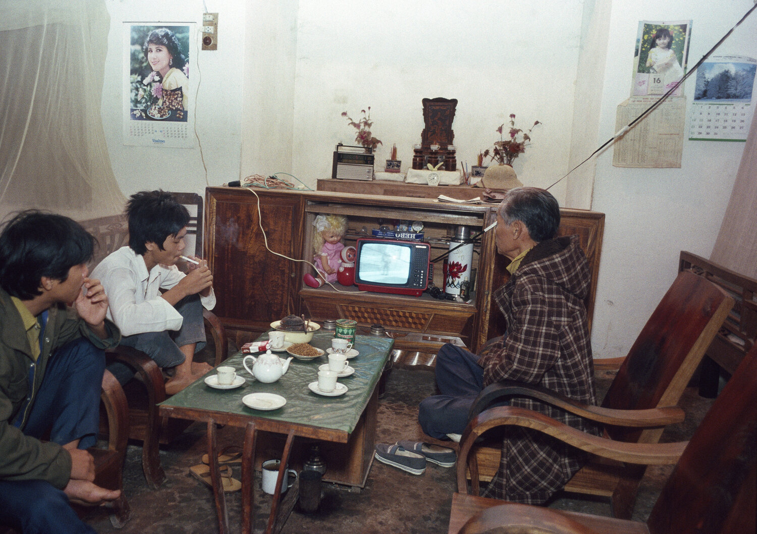 Một gia đình đang xem tivi đen trắng tháng 1 năm 1990