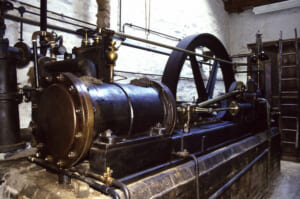 Những động cơ hơi nước đầu tiên được chế tạo