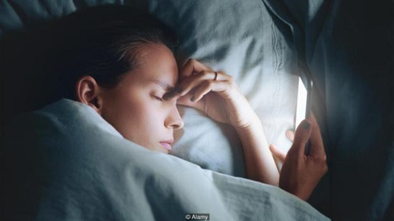 Vì sao không nên để điện thoại quá gần người khi ngủ?