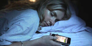 Vì sao không nên để điện thoại quá gần người khi ngủ?