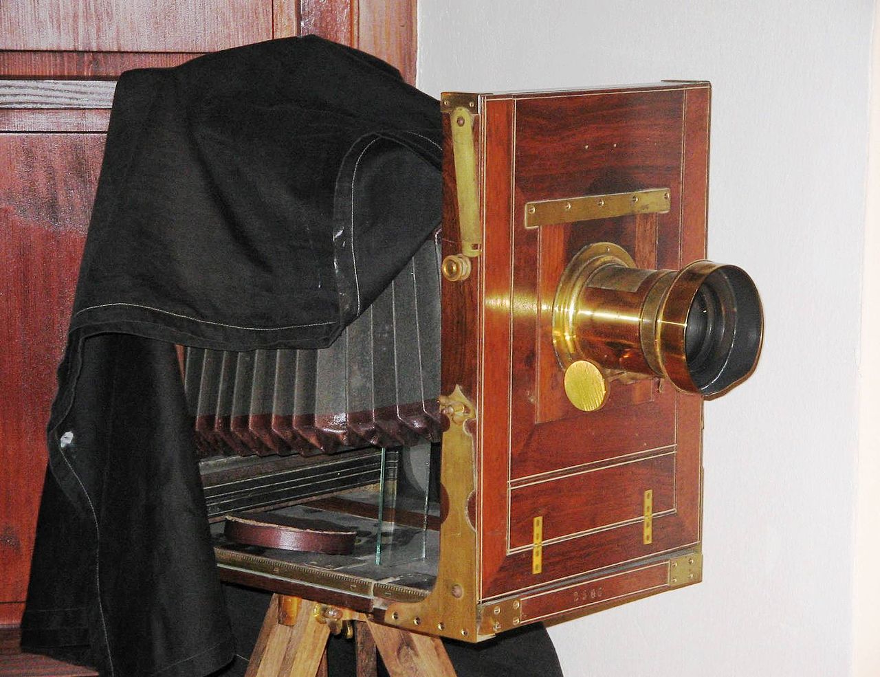 Máy ảnh dùng trong studio thế kỷ 19 có thân xếp để lấy nét
