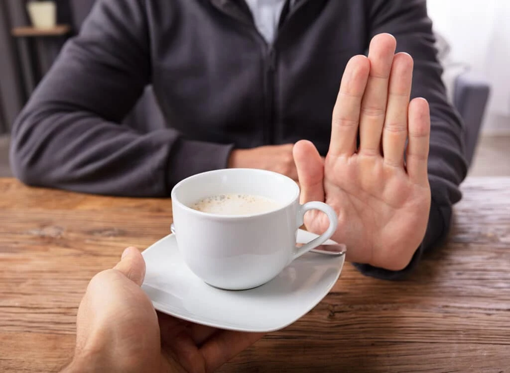 tránh uống cafe và trà